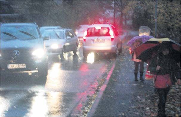 Eine chaotische Verkehrssituation herrscht morgens und mittags an der Straße Grüne Wurth, wenn die Eltern die Schüler zur Waldschule bringen. Foto kkö