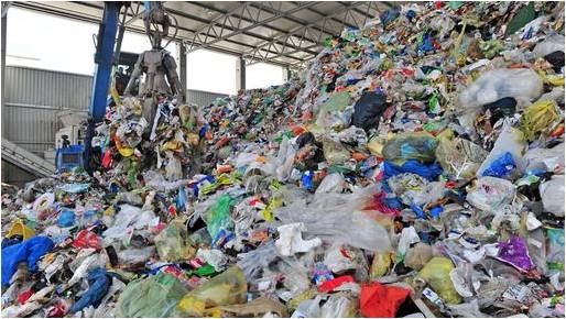 Die Müllmenge aus Privathaushalten ist seit Jahren fast konstant. Bild: ARD