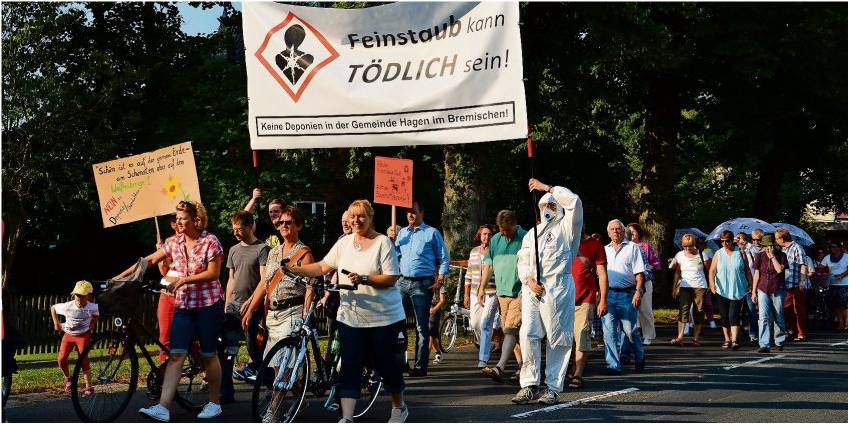 Demonstranten aller Altersklassen machten sich für ihre Gemeinde stark. Sie zogen vom Döhlacker bis vor das Hagener Rathaus.  Foto Seelbach