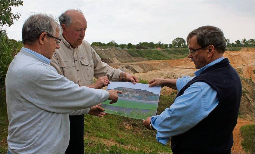 Bernd Ricker (von links), Hans-Joachim Nieschlag und Heino Fromme von der BI zeigen, wie eine Deponie in Driftsethe aussehen würde. Foto Edel