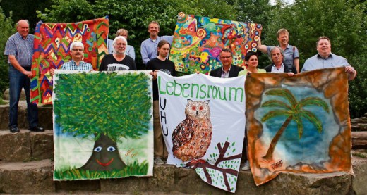 Diese Gemälde von Mitgliedern der Bürgerinitiativen werden in Driftsethe-Weißenberg zum Kunst- und Kulturfest aufgehängt. Foto Kistner