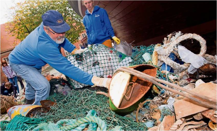 Was so alles im Meer schwimmt, aber dort nicht hingehört: Mitglieder des Naturschutzbunds NABU sortieren vor dem Meeresmuseum Stralsund Müll, den Fischer aus der Ostsee geholt haben. Rund 75 Prozent davon sind Kunststoffabfälle. Foto Sauer/dpa