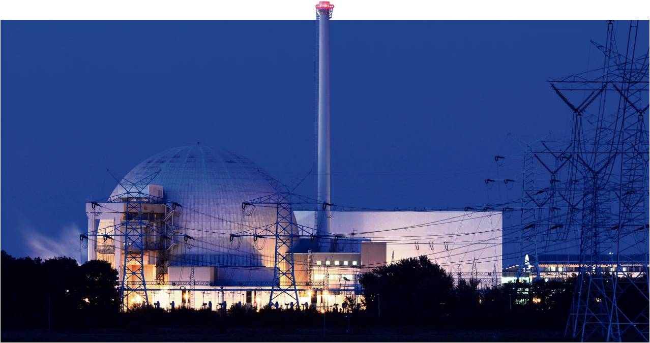 Das Kernkraftwerk Unterweser in kleinensiel in der Abenddämmerung. Der Rückbau der stillgelegten Anlage steht im Mittelpunkt eines Erörterungstermins, der am Dienstag in Rodenkirchen beginnt. Foto Wagner